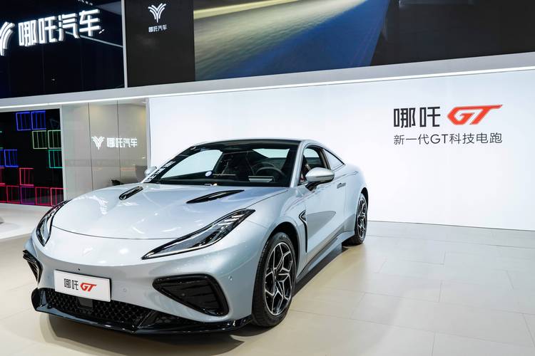 重庆189哪吒汽车在智能汽车领域的表现，领途汽车在新能源汽车市场中的影响力